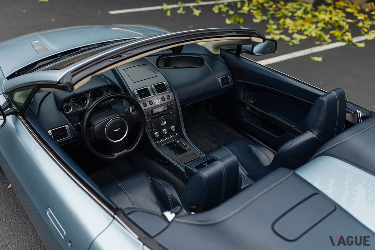 3万6300ドル（邦貨換算約410万円）で落札されたアストンマーティン「V8ヴァンテージ ロードスター」（C）2021 Courtesy of RM Sotheby's