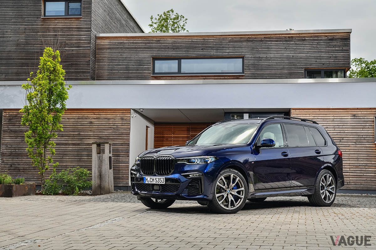 不具合を指摘されたBMW「X7 M50i」。BMWのフラッグシップSUVで、最高出力530psを発生させる4.4リッターV8エンジンを搭載。足回りにはエアサスペンションを装備している（C）BMW