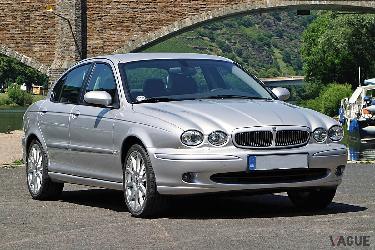 安価なコンパクトサルーンとして2001年に登場した「Xタイプ」。フォードと多くの部品を共通したこと、FFと4WDのみをラインナップしFRがなかったことから、往年のジャガーファンからの評判は良くなかった（C）Veloce