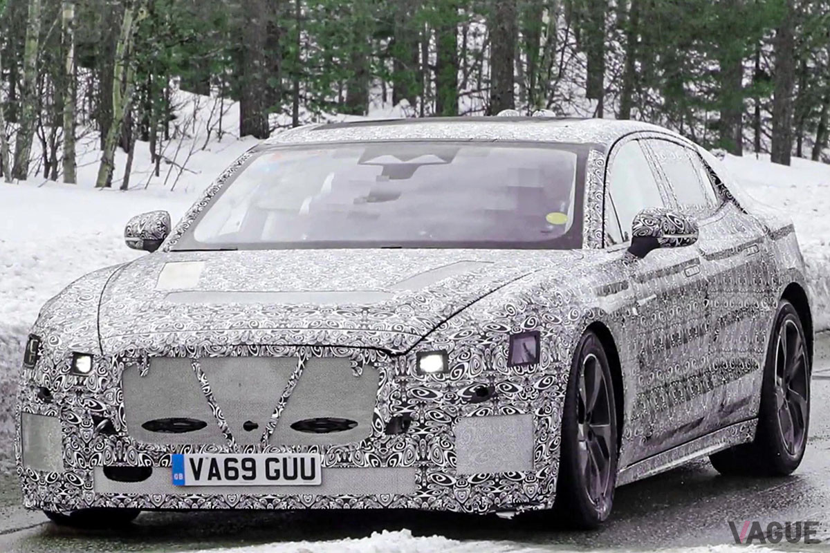 リークされた次期型「XJ」と思われる車両。グリルは大きくなっており、ヘッドライトは薄くなったようにも見える。また、電気注意ステッカーがないことから、この試験車両はガソリンエンジンのみで稼働しているようだ（C）AutoYa