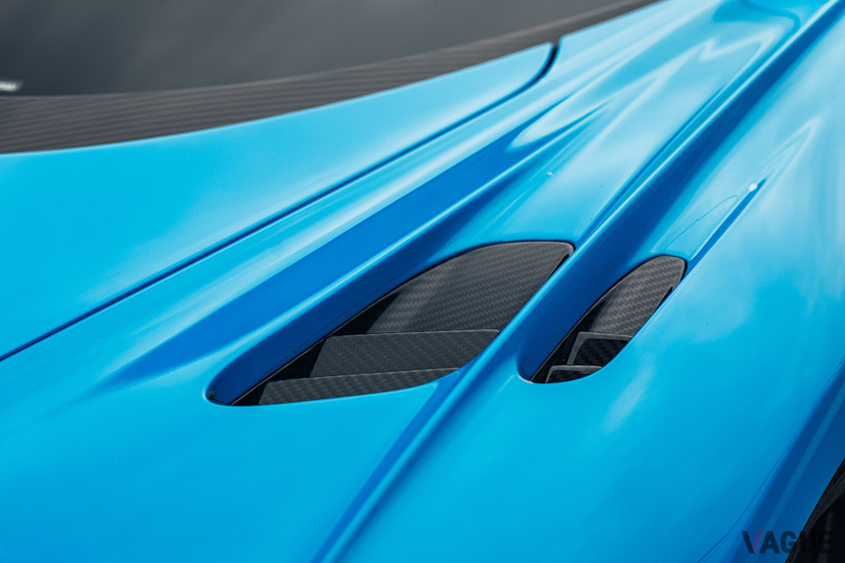 フロントフェンダーにも、空力を最大限考慮したエアアウトレットを装備（C）Bugatti Automobiles SAS