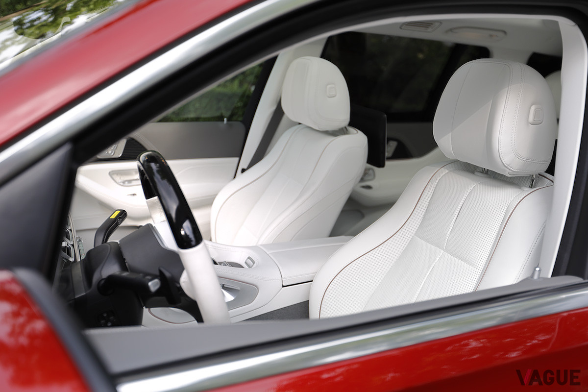 フロントシートはメルセデス・ベンツ「GLS」とほぼ同様（C）タナカヒデヒロ