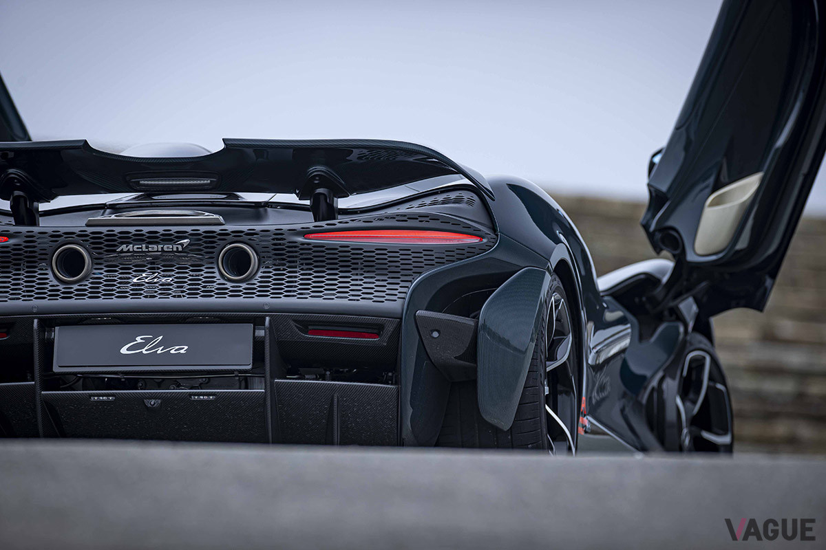 ドアは斜め上に開くディヘドラルドア（C）McLaren Automotive