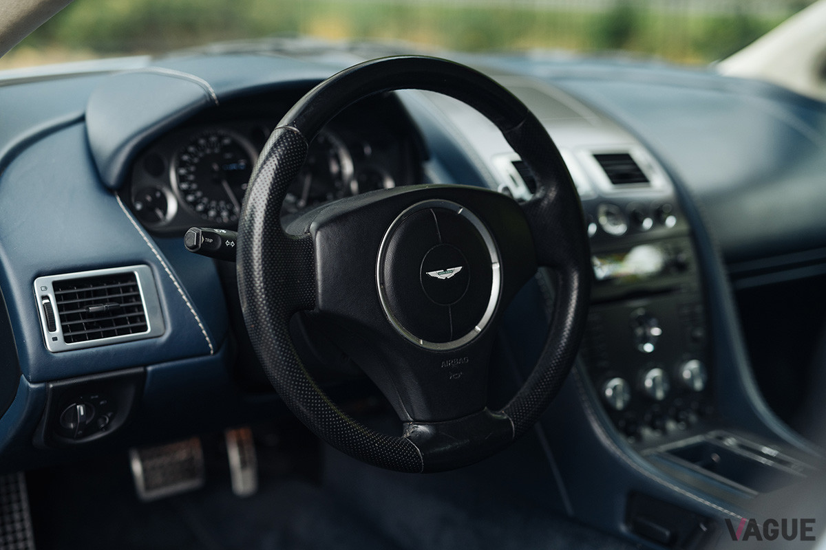 3万6300ドル（邦貨換算約410万円）で落札されたアストンマーティン「V8ヴァンテージ ロードスター」（C）2021 Courtesy of RM Sotheby's