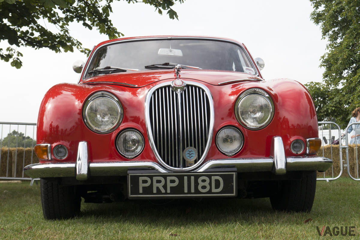 1963年に発売された初代「Sタイプ」。四輪独立懸架式サスペンションやディスクブレーキを装備し、快適かつ走行性能も優れていた。しかし、重い車体によるドライビングフィールやエクステリアが苦手な人も少なくなかったため、あまり販売台数は伸びなかった（C）Beaulieu