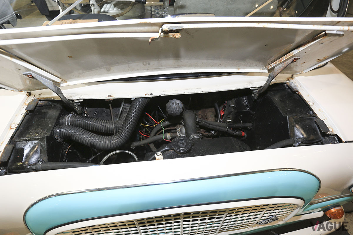 1508ccエンジンをフロントに縦置きした後輪駆動のFR車だ