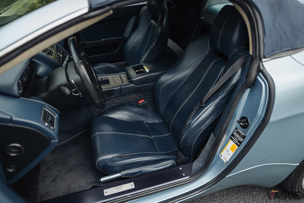 3万6300ドル（邦貨換算約410万円）で落札されたアストンマーティン「V8ヴァンテージ ロードスター」（C）2021 Courtesy of RM Sotheby's