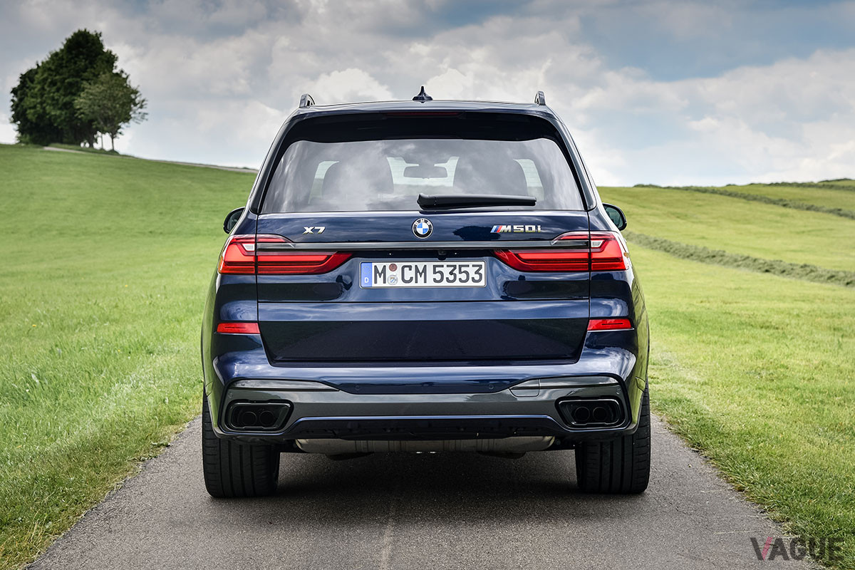 不具合を指摘されたBMW「X7 M50i」。BMWのフラッグシップSUVで、最高出力530psを発生させる4.4リッターV8エンジンを搭載。足回りにはエアサスペンションを装備している（C）BMW