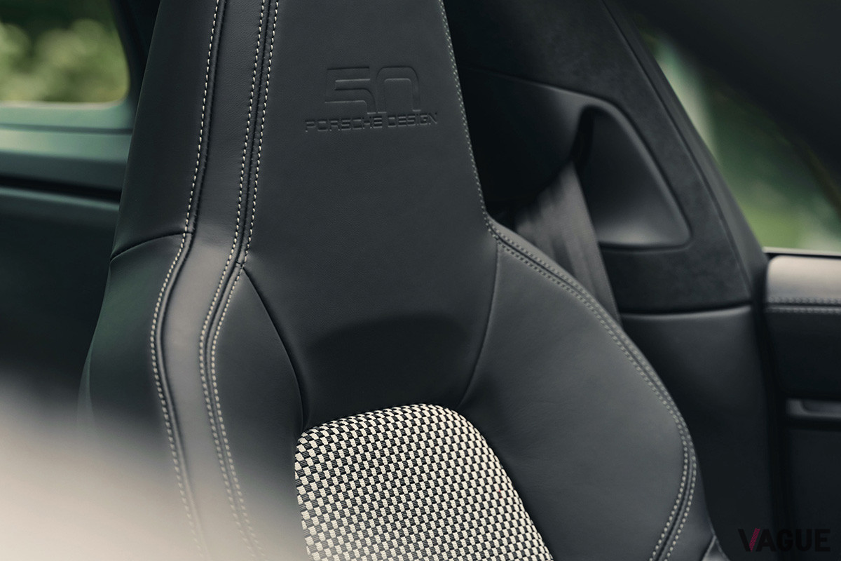 「911エディション50Yポルシェデザイン」のヘッドレストに型押された「ポルシェデザイン50周年」のロゴ