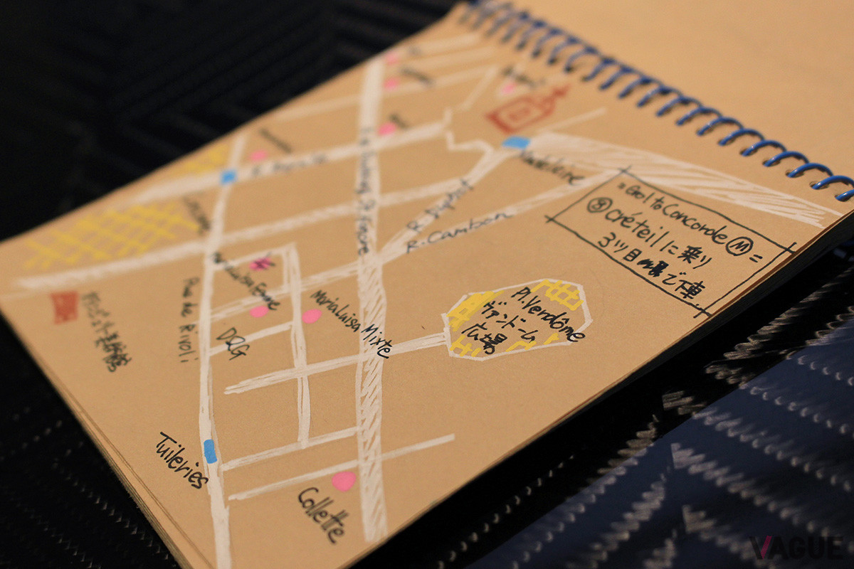 メモ帳の中身は、目的地別に手書きで地図を描いたページがあったり、その日その日の出来事を日誌のようにまとめたページ、商談で使う英会話フレーズなどなど