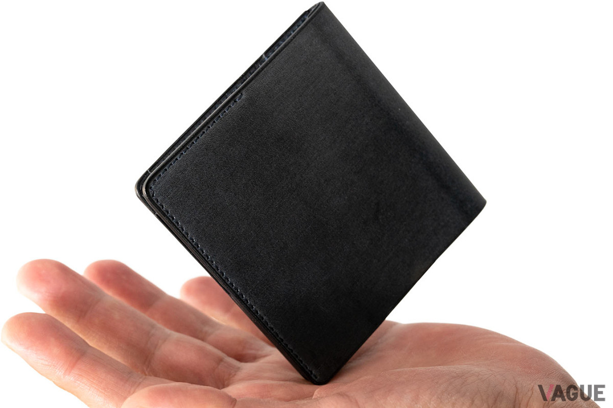 小さく、薄く、研ぎ澄まされたデザインが特徴の「Hitoe Fold Less」は、キャッシュレス＆カードレス時代にふさわしいミニマルな財布だ