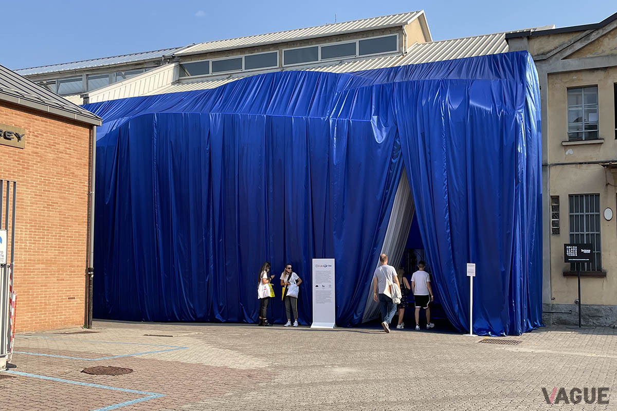 このブルーカーテンに包まれたイヴェント会場の中でSilk-Fawの「Hongqi S9」が発表された