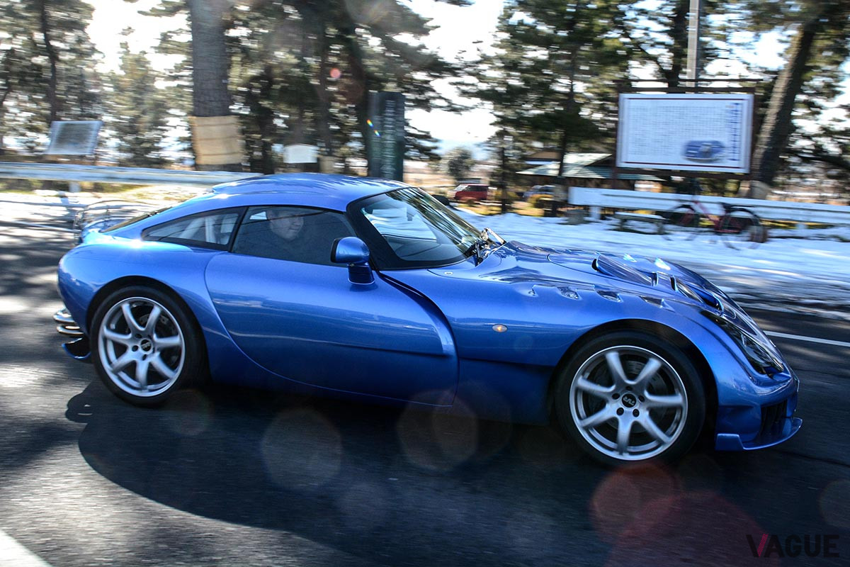 路肩に雪の残る松並木を走るTVR「サガリス」