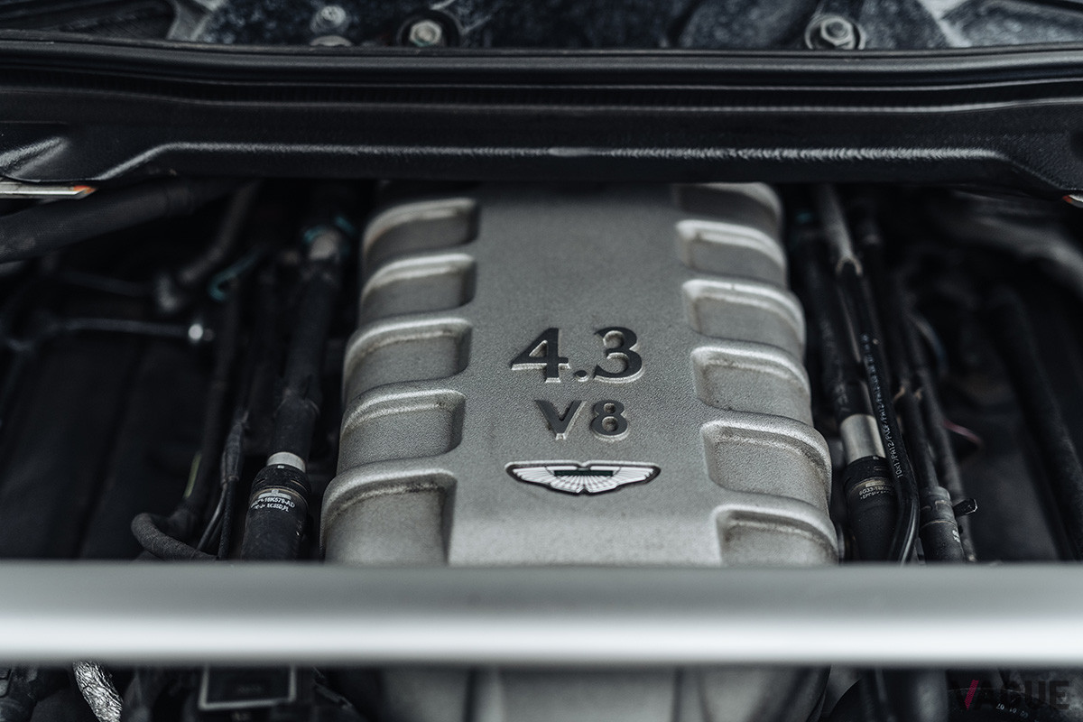 3万6300ドル（邦貨換算約410万円）で落札されたアストンマーティン「V8ヴァンテージ ロードスター」（C）2021 Courtesy of RM Sotheby's