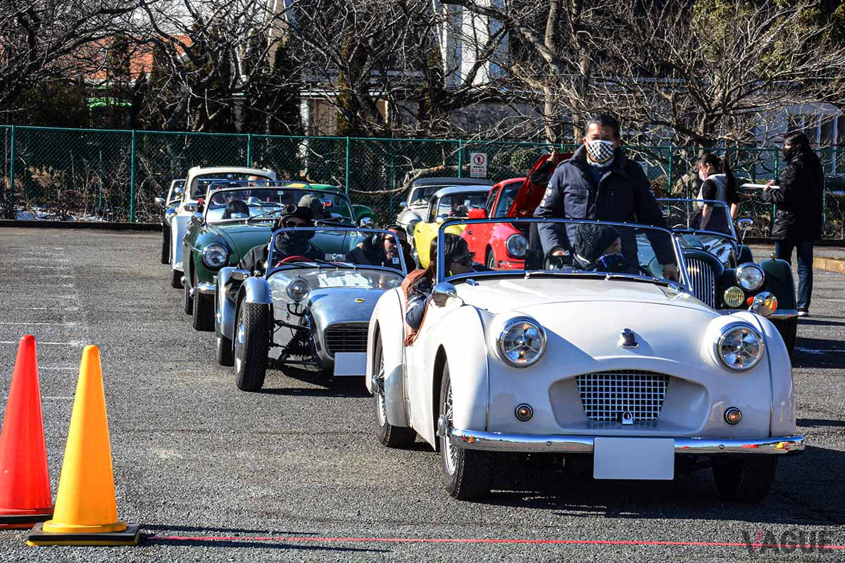 2本目のスペシャルステージに臨むエントリー車両たち。先頭はトライアンフ「TR2」