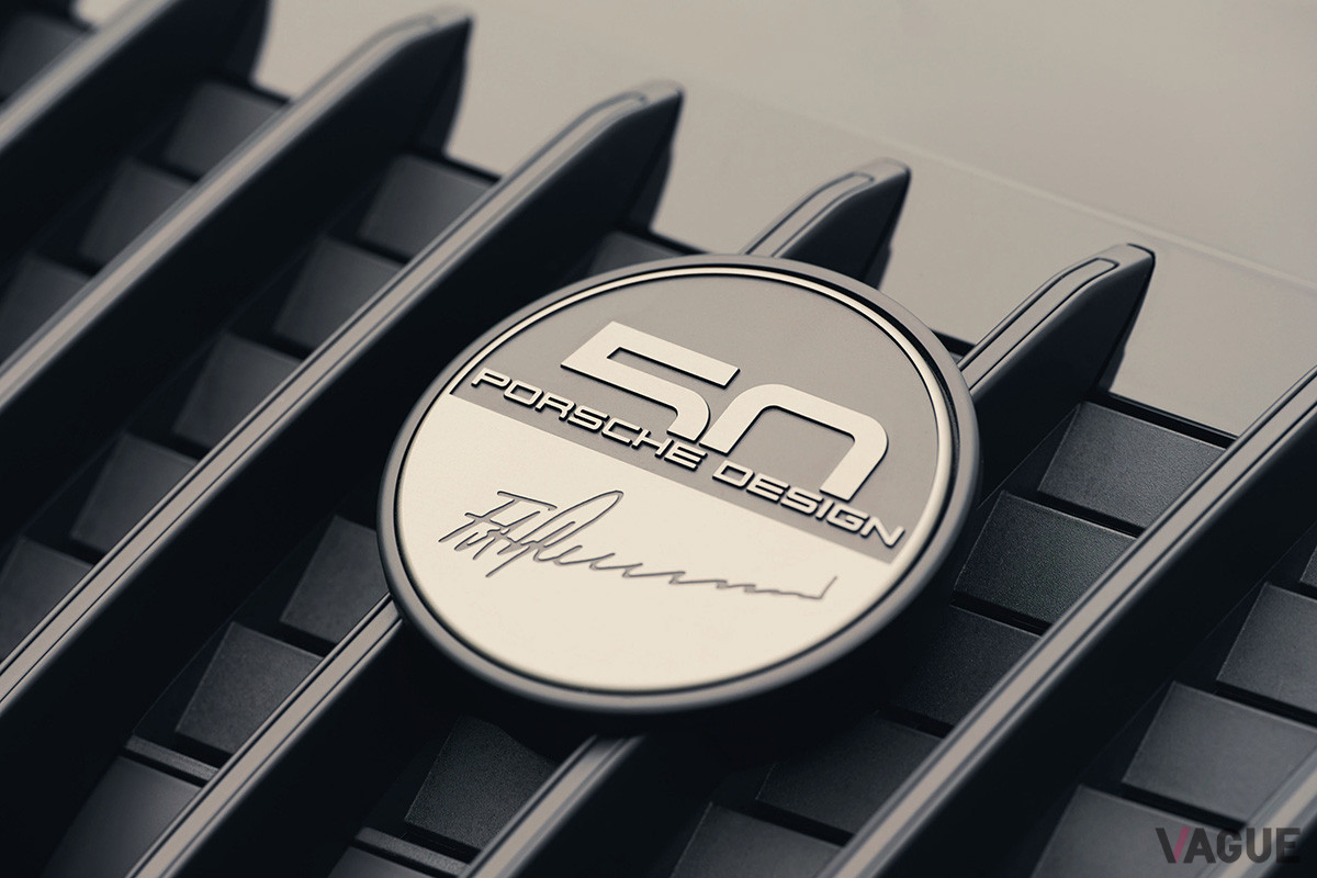 リアエンジンカバーに装着された「Porsche Design 50th Anniversary」のバッジ