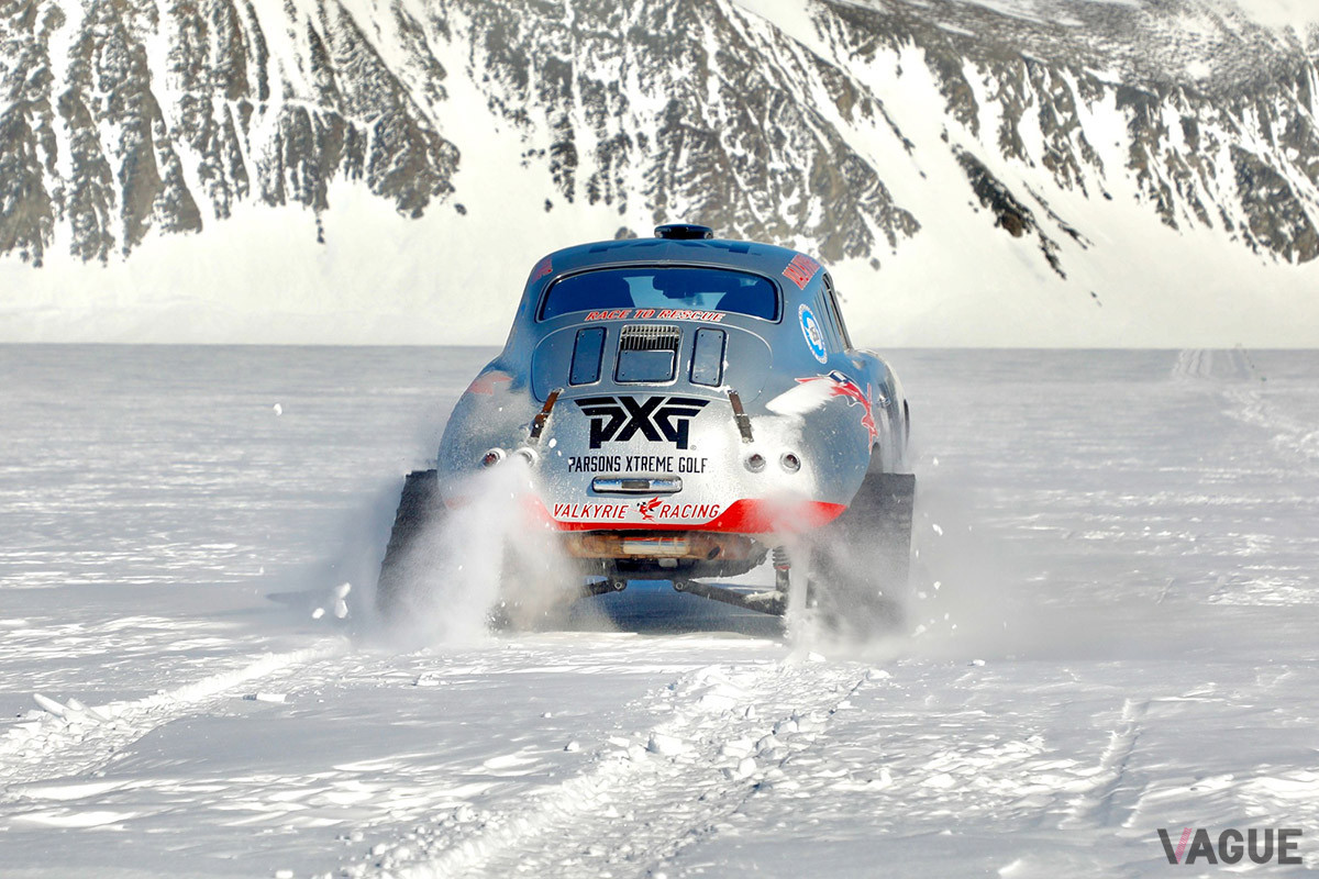 南極の地を駆け抜けるレニーのポルシェ356A(C）Facebook（Valkyrie Racing）