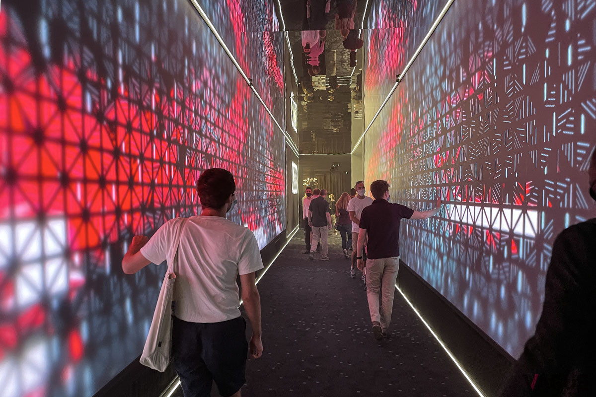 Audi City Labは、オランダのデザイナーMarcel Wanders Studioの手による。LED演出のトンネルから未来の姿を感じる