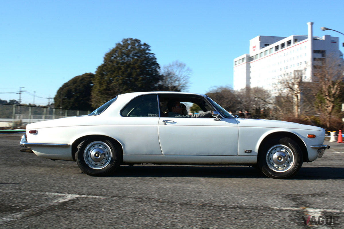 こちらのジャガー「XJ-Cクーペ」は、まだ20歳代前半のうら若き女性がドライブ