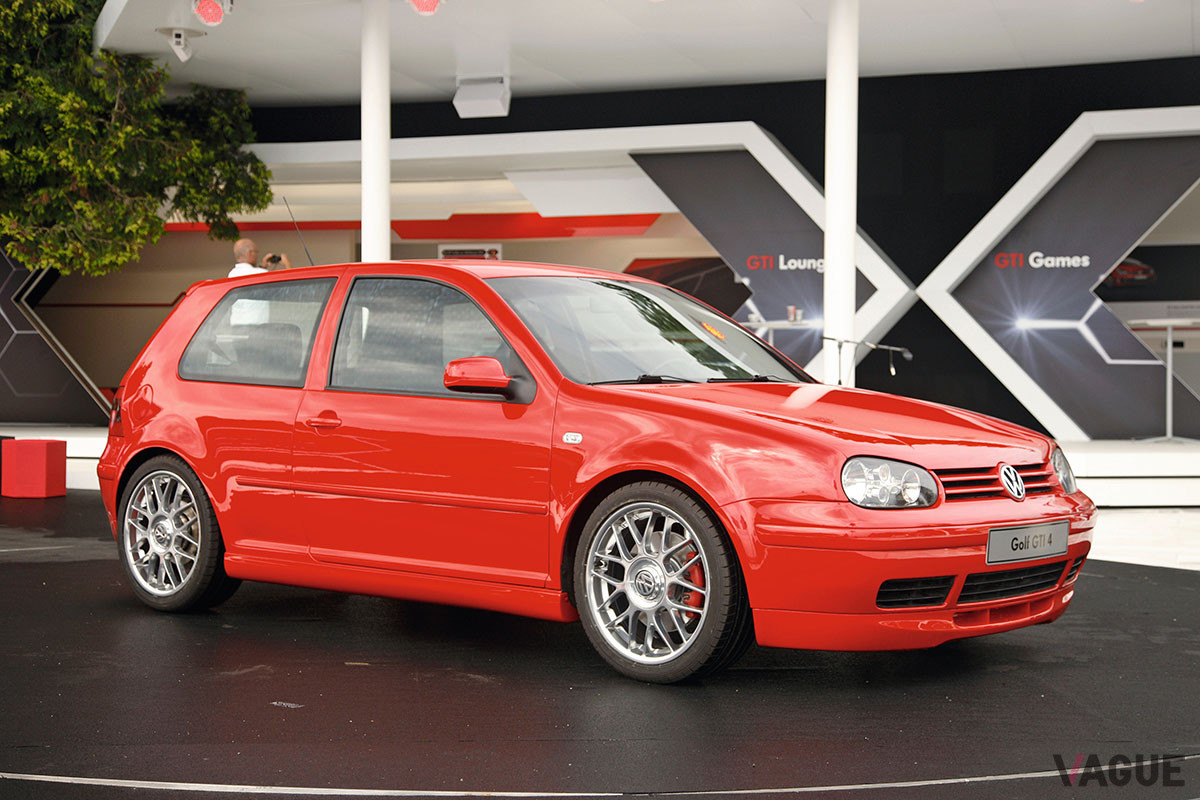 「R32」が登場したことで、セカンドグレード的な位置づけとなった「ゴルフGTI Mk4」