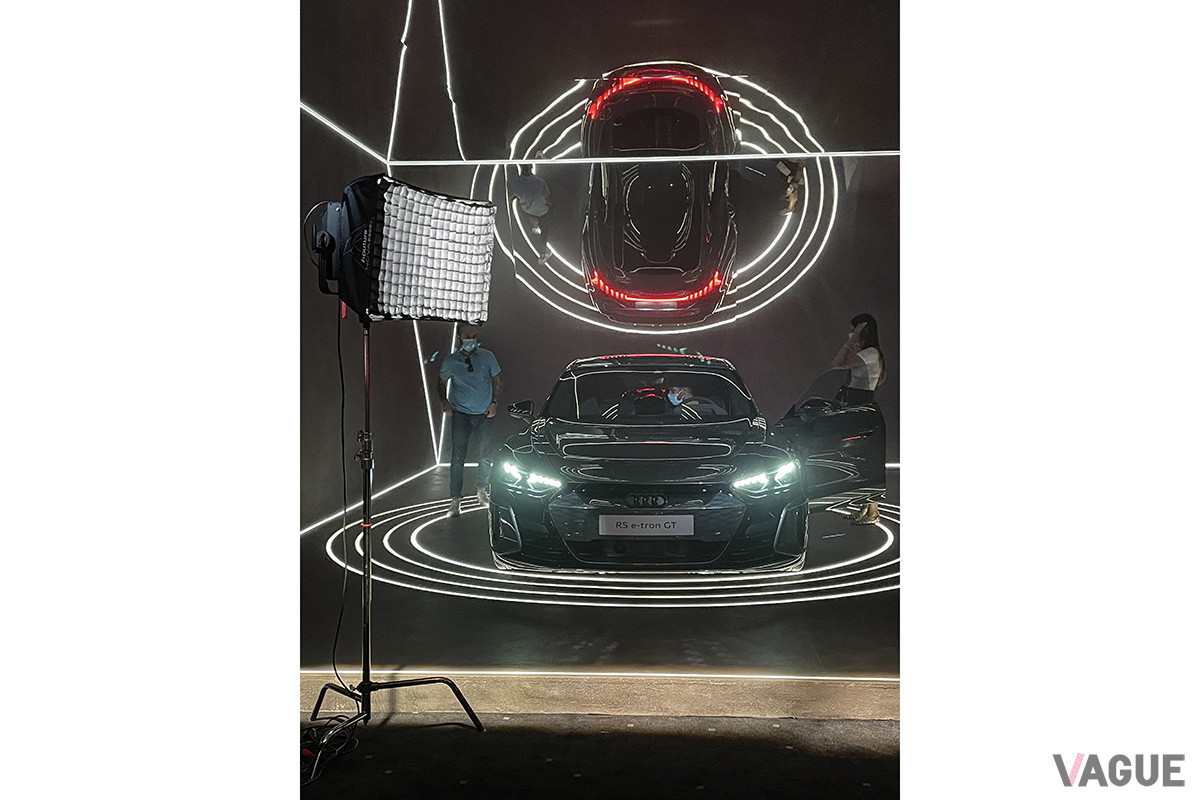 アウディ「RS e-tron GT」の展示では、LEDの光を可視エネルギーとして表現