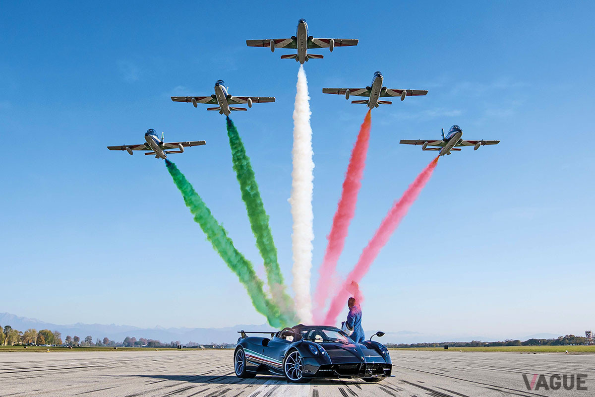 イタリア空軍のアクロバットフライトチーム「フレッチェトリコローリ」の60周年を記念して製造された「ウアイラ トリコローレ」