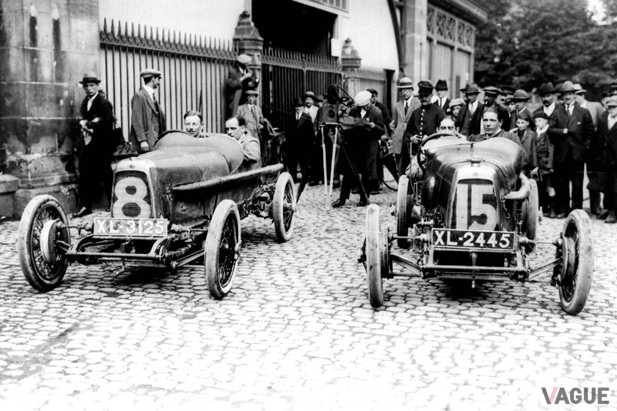 レース前の「TT2」（写真左）と「TT1」（写真右）