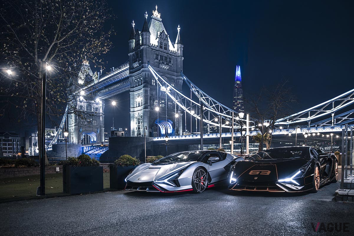 英国に納車された2台の「シアンFKP37」をタワーブリッジを背景に撮影