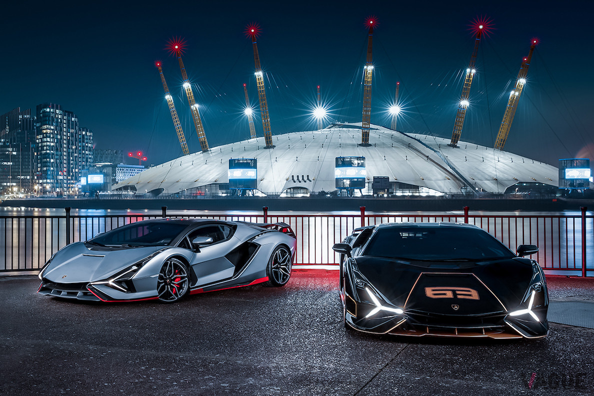 ロンドンのO2アリーナをバックにテムズ川沿いで撮影された