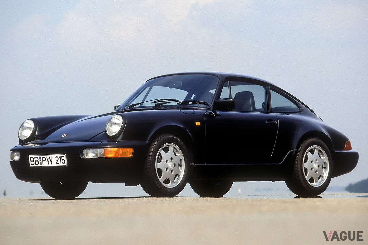 電動格納式のリアスポイラーが、デビュー当時話題になった（C）Porsche AG