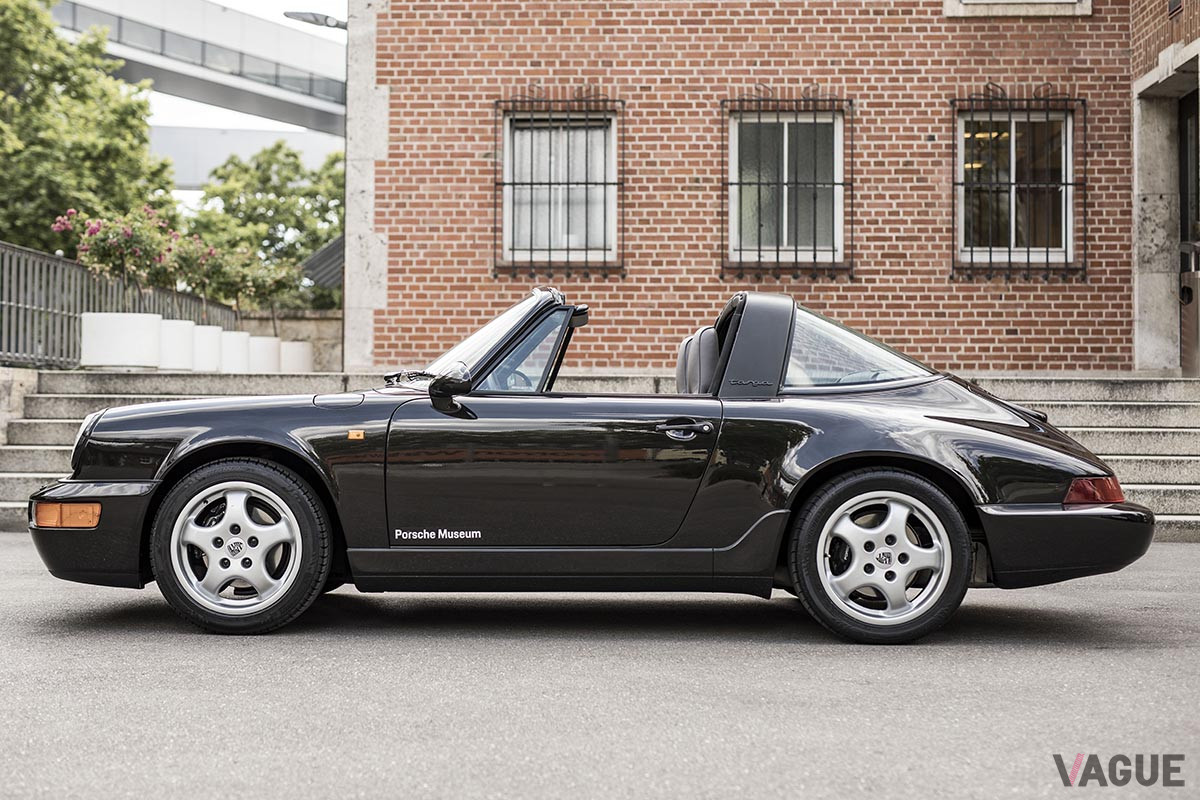 電動開閉ルーフのカブリオレモデルやタルガトップモデルがある。1992年以降はカブリオレモデルにターボルックが追加された（C）Porsche AG