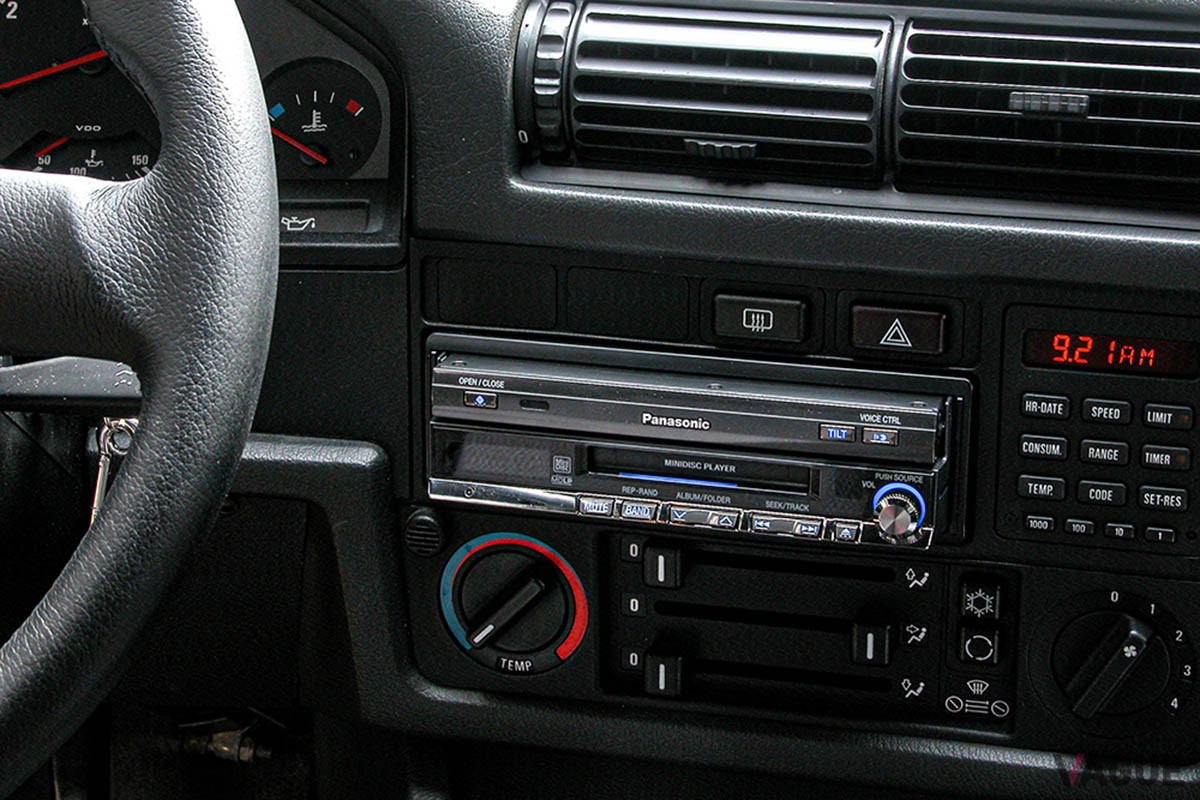 音楽はMDで聴いていた。80年代のクルマには、ちょっとキラキラしたデザインだった