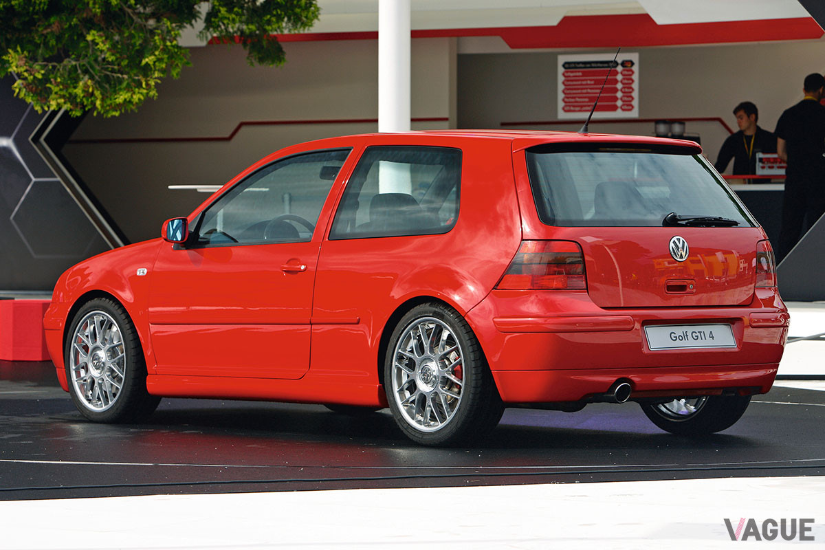 「R32」が登場したことで、セカンドグレード的な位置づけとなった「ゴルフGTI Mk4」