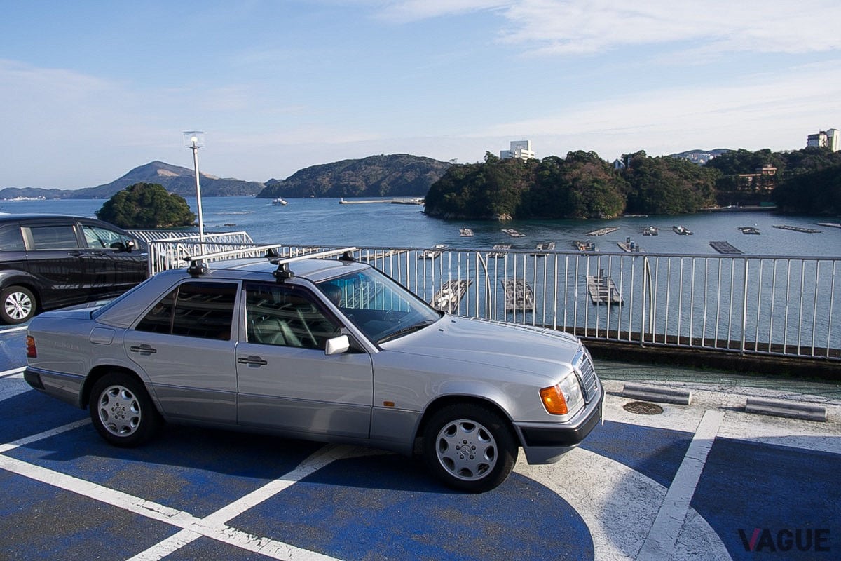 鳥羽グランドホテル駐車場に到着したW124。養殖イカダが浮かぶ静かな湾に面した絶景が望めた