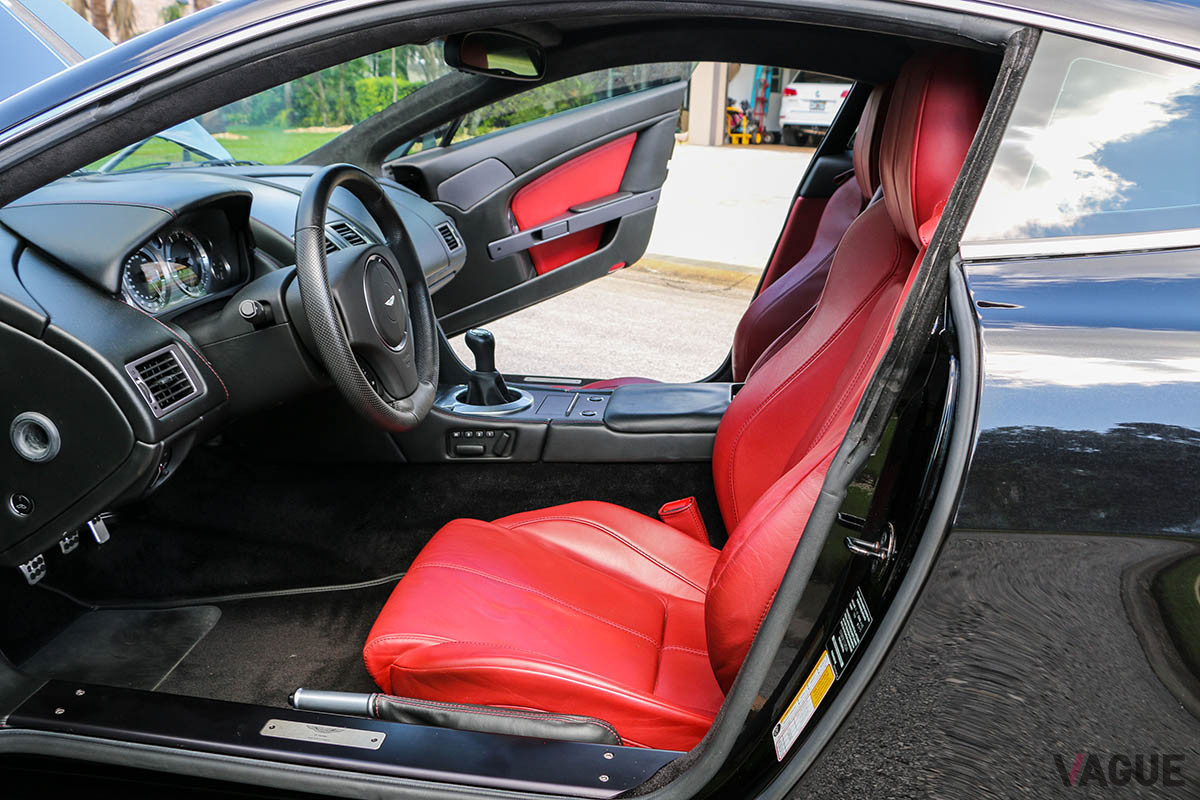 7万5000ドル（邦貨換算約860万円）で継続販売中のアストンマーティン「V8ヴァンテージ」（C）2021 Courtesy of RM Sotheby's