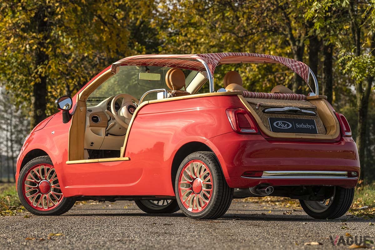 取り外し可能なタッセル飾りの施されたサンシェードはボールドストライプの柄を採用(C)2021 Courtesy of RM Sotheby's
