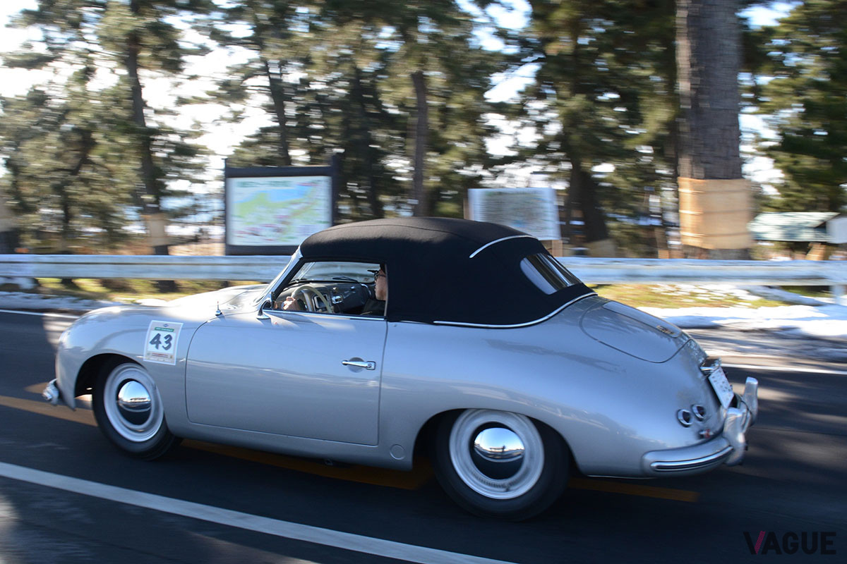 印旛沼近くの松の名所を快走するポルシェ「356Aカブリオレ」