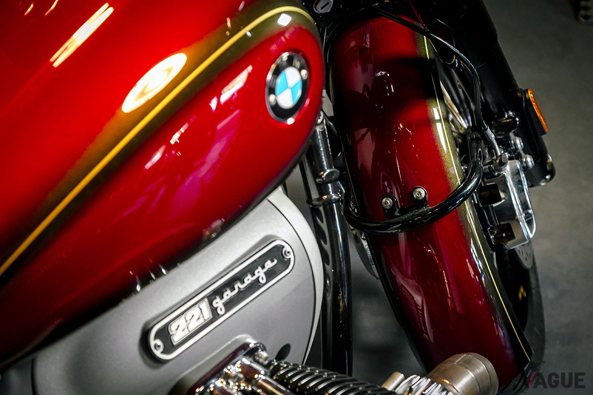ボディカラーは1983年のBMW「RT100」のカラーコードを参考にしている