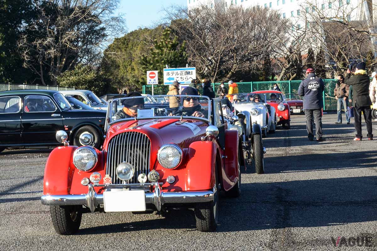 1955年型モーガンを先頭に、スペシャルステージに向けて待機するエントリー車両たち