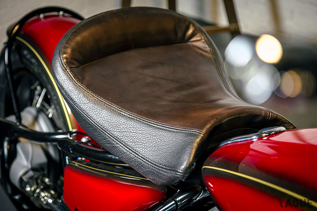 サドルは2005年のBMW「1200C」を使用
