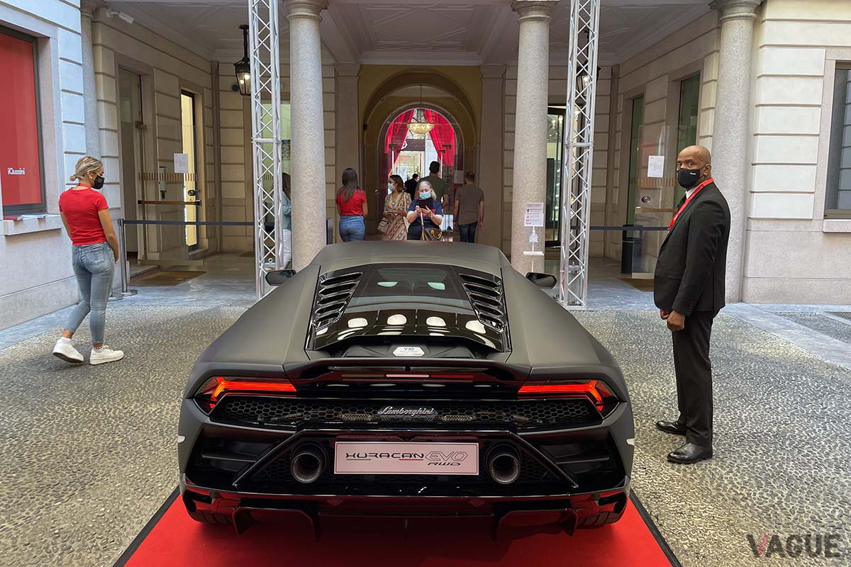 iGuzziniの展示会場の中庭にはランボルギーニ「ウラカンEVO RWD」が鎮座