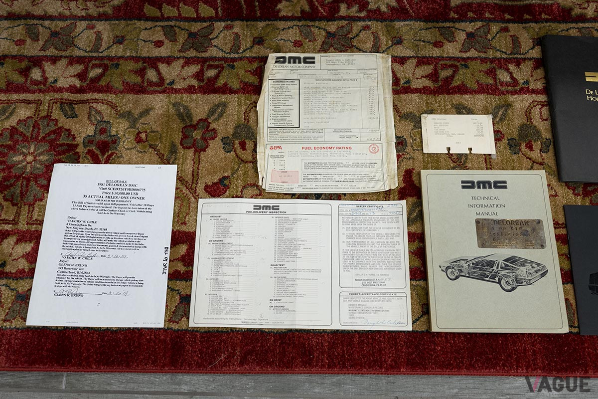 サービス記録やオーナーズマニュアル、パンフレットなども付属（C）2021 Courtesy of RM Sotheby's