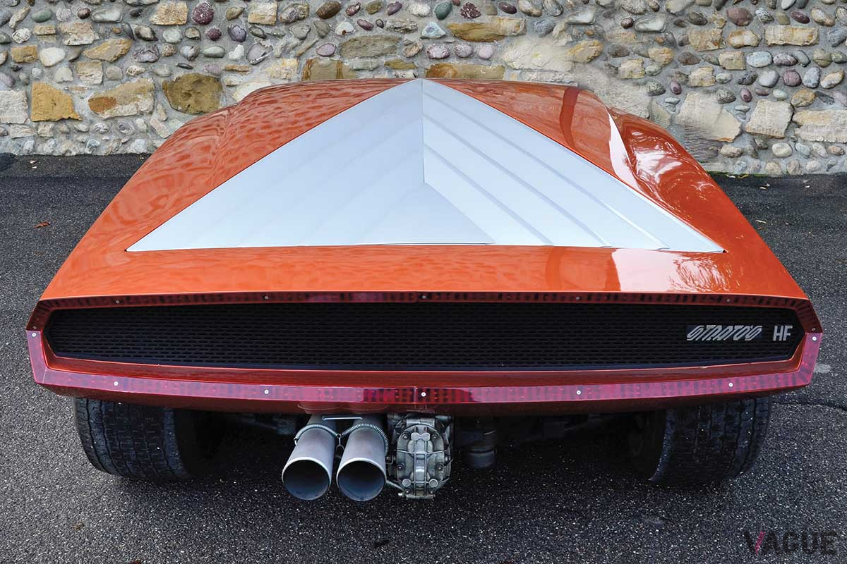 特徴的な三角形のエンジンフード（C）2011 Courtesy of RM Auctions