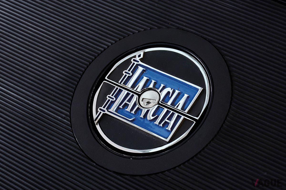 フロントにはランチアのエンブレムが備わる（C）2011 Courtesy of RM Auctions