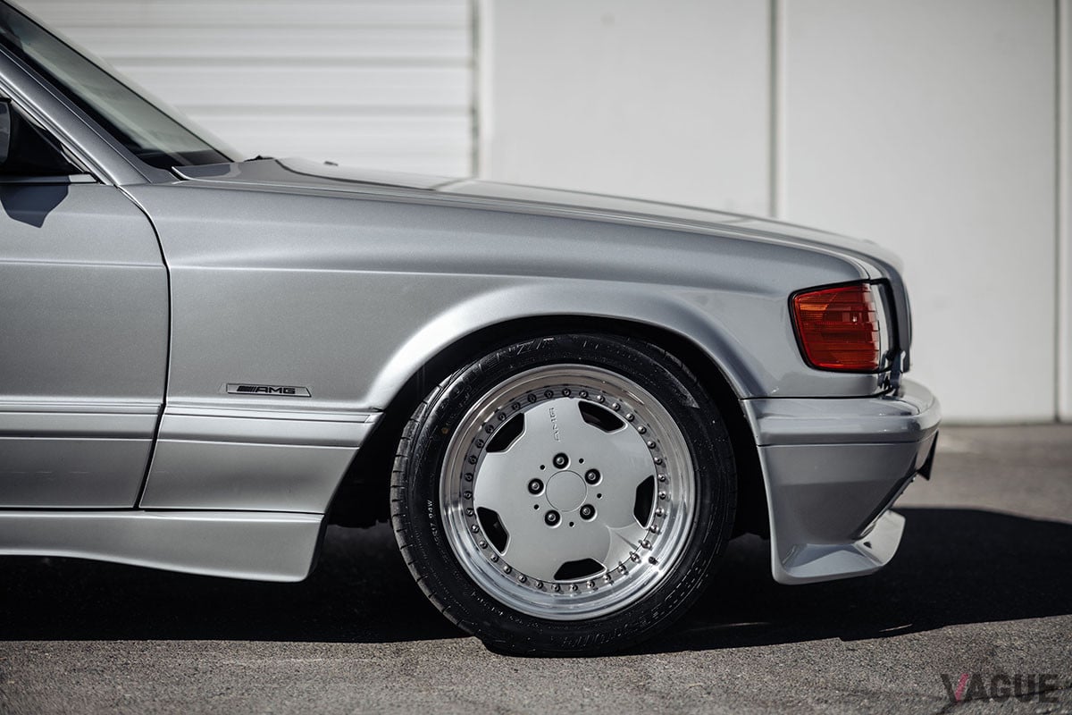 約2090万円で落札されたメルセデス・ベンツ「560 SEC AMG 6.0 ワイドボディ」（C）2020 RM Sothebys
