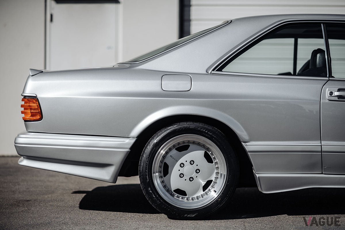 約2090万円で落札されたメルセデス・ベンツ「560 SEC AMG 6.0 ワイドボディ」（C）2020 RM Sothebys