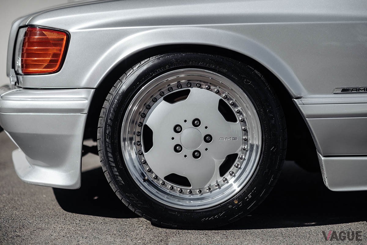 約2090万円で落札されたメルセデス・ベンツ「560 SEC AMG 6.0 ワイドボディ」（C）2020 RM Sothebys