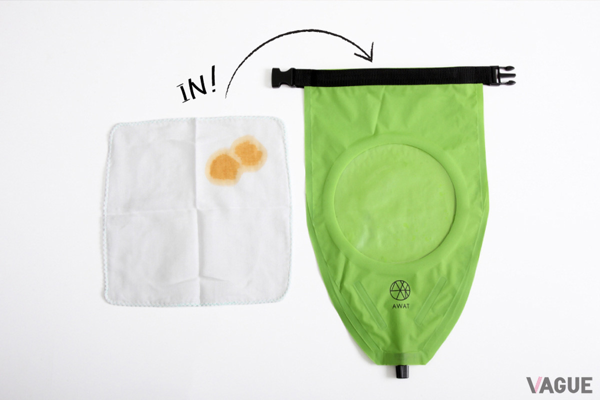 底にバルブが付いた防水バッグに汚れ物と水を入れて上下に振るだけ。水漏れしづらいよう広めに熱圧着されている。丸い窓が付いているので汚れ落ちを確認できる