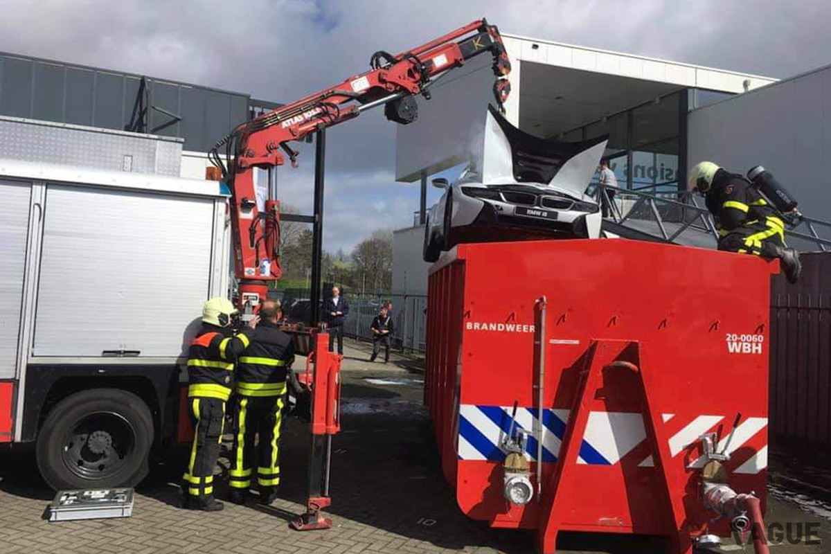消火液の入った水槽にBMW「i8」を漬け込む様子（C）Brandweer Midden-en West-Brabant（Facebook）