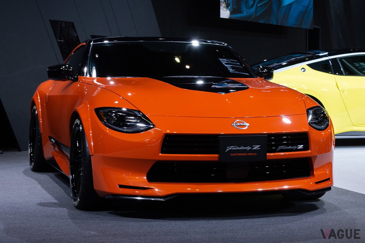 初代Z感の増したフロントマスクやフェンダーの造形。フロントリップはカーボン製のようだ（C）日産自動車